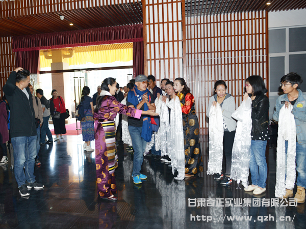 不丹活佛宗萨钦哲仁波切亲临IM电竞集团拉萨公司参观领导
